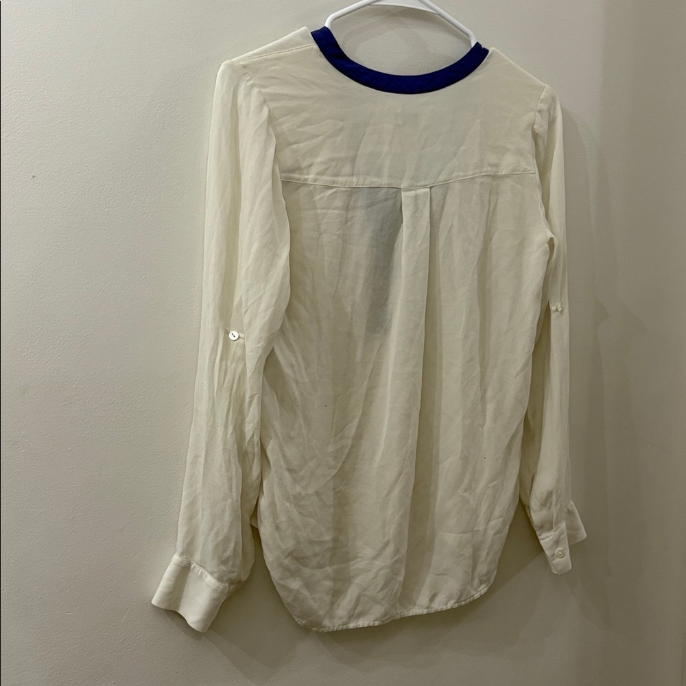 Vince Cream Blouse with Blue Trim - women’s XS - 100% silk - Vneck - Picture 5 of 5